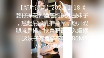 《极品CP?魔手?外购》大胆坑神潜入商场女厕独占坑位隔板缝中现场实拍多位小姐姐方便?角度刁钻逼脸同框