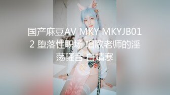 美妞吃着棒棒糖展示自己的极品身材