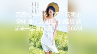 大神市场水果摊【高抄离罩】刁钻角度偷拍 上下一起抄粉色内裤有点透黑毛 (1)