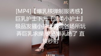 淫荡小骚货，公共厕所自慰，扒开内裤，肛塞跳蛋一起上，爽的淫水直流，带了假屌抽插骚逼