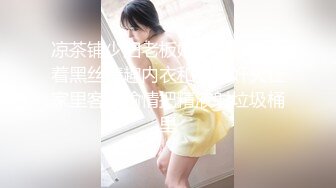 浴室偷放针孔摄像头偷拍身材苗条的女友闺蜜洗澡貌似下面痒痒小手不停的鼓捣