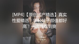 胖哥玩嫩妹还有人在围观，跳蛋玩穴吃奶后入舔逼