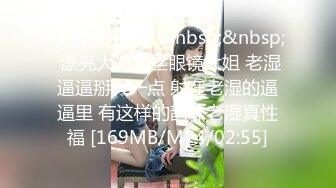 阴环母狗穿开档丝袜在马路边用按摩棒自慰