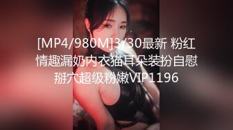 露脸女友口交，中途撒娇，对白有趣，美中不足就是电视声音有点杂