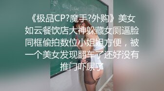 小宝寻花约了个白色T恤苗条身材妹子，舌吻调情沙发上骑坐自己动床上猛操