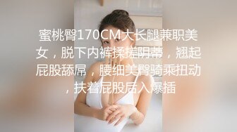 邪恶的房东暗藏摄像头偷拍小情侣洗鸳鸯浴 女生让男的帮她洗鲍鱼