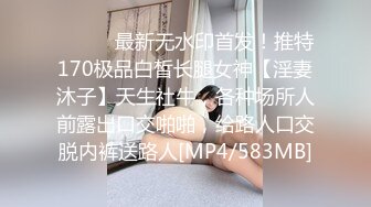 学校放假回在家里好无聊，拿出大鸡巴插得白浆冒出！