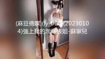 短发酷酷中性小姐姐腰细翘臀修长美腿，揉捏奶子脱下内裤抖臀，掰穴玻璃黄瓜抽插自慰，呻吟娇喘非常诱人