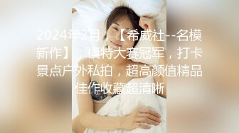 《极品CP魔手外购》美女如云餐饮店大神躲藏女厕逼脸同框偸拍数位小姐姐方便，被一个美女发现翻车了还好没有推门吓尿了 (13)