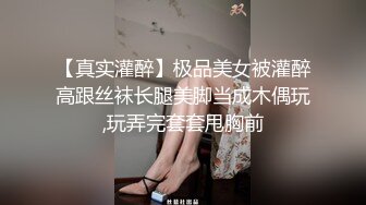 极品网红美女，风骚淫荡，翘起美臀假屌深插，搞得骚逼多是白浆，浪叫呻吟好听