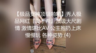 大屁股骚奶子黑丝诱惑颜值也还不错的无敌骚浪贱，让小 哥床上放肆抽插，奶子乱晃叫的骚，后入双插菊花逼逼[