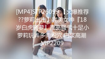 商场女厕全景偷拍浅绿色套装美女的小嫩鲍