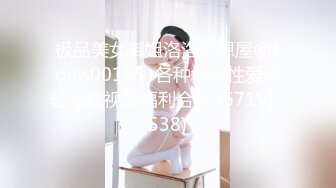 新片速递探花老王约炮爆乳少妇上门服务还主动送草莓刚下海不久逼还挺粉的