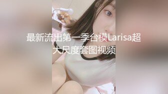 顶级绿帽奴大哥携娇妻约俩单男玩4P,三个大J8围着小少妇,手嘴闲不住