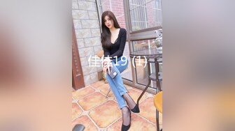 美女网红脱眼罩再来展示自己的爆乳