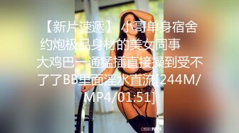 全景偷拍牛仔裤妹子 看着摄像头完全不知道在拍她