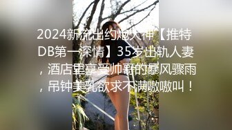 单身女性在家拿着梳子自慰解闷