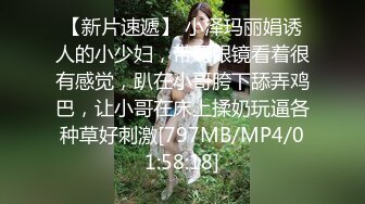 小马哥居情演绎兄妹两趁妈妈打扫卫生在沙发上啪啪_