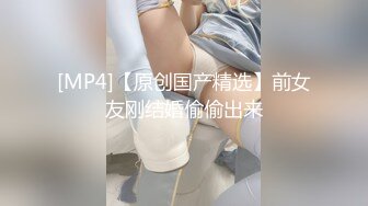 新来的清纯小妹露脸在被窝里跟狼友发骚直播赚生活费，听狼友指挥揉奶玩逼，自慰呻吟年轻粉嫩