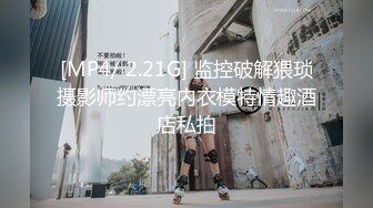 [MP4/1.46G]【无水印精选】极品眼镜反差婊淫荡人妻的绿帽老公找了两个单身猛男草媳妇自己在一旁拍摄