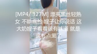 与顽皮可爱的小女友对着镜头做爱自拍非常主动