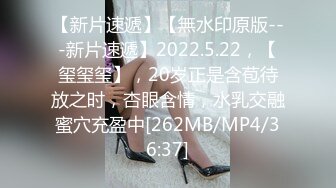 美女自己在房间说露就露