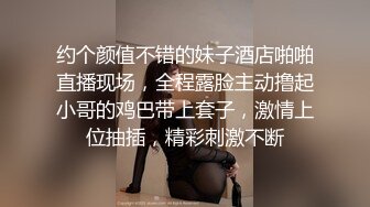 绿帽老公贡献漂亮妻子，邀请小伙子到家中干骚妻，穿得辣么性感，单男把妻子干趴啦！