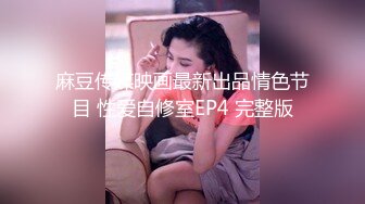 性感女神正和朋友视频聊天时男友突然扯掉女的胸罩要操B,女的奋力反抗！