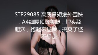 巨乳爱好者，一对大奶白又嫩，浴缸湿身诱惑，狂撸大屌乳交，夹着套弄很舒服，上下猛砸