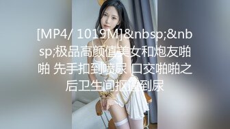 小哥和朋友借着酒精约上炮友在客厅里上演三人行双龙打桩玩(中) 