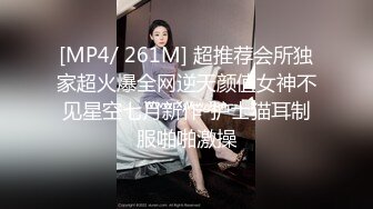 一手抓不过来的大奶子少妇跟小哥激情啪啪，让大哥后入爆草抽插无套玩弄，淫声荡语不断，露脸给大哥舔弄鸡巴