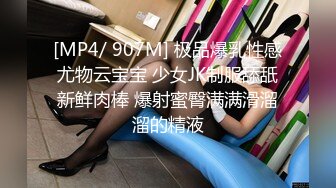 【OnlyFans】OF极品女神 Naomiii 付费福利，后备箱的专属礼物，打卡景点外拍，极品大屁股 10