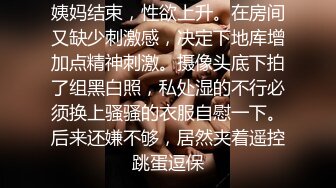 服装商城 偷拍买衣服的的小妹 本来光线不好 却刚好有一束光照在她的B上 真是天意啊