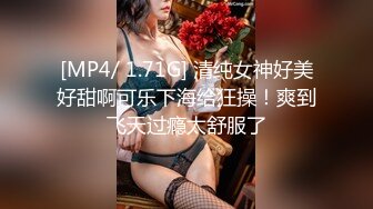 短发韵味十足的轻熟女躺在床上露脸自慰逼逼湿漉漉的淫水