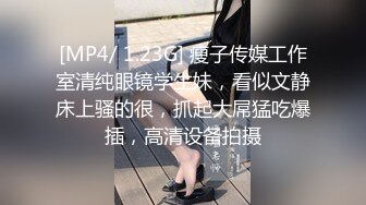 【抖音闪现】不经意的走光，小少妇家中练习倒立，不小心露奶，慌忙中害怕被封