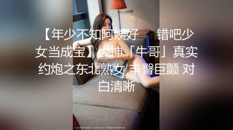 商场女厕全景偷拍蓝色毛衣黑色短裤妹妹嘘嘘完兴高采烈的癫跑起来