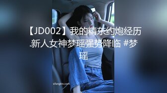 蕾丝新娘花衫CD甜甜 性感丝袜，播放着AV助兴自慰玩具抽插菊花，撸鸡鸡，随着女优的淫荡声高潮起伏！