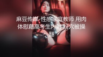 小飘飘御姐女神少妇，钢管舞诱惑脱衣艳舞，跟狼友互动撩骚后面还有小鲜肉，揉奶玩逼看特写，貌似来了大姨妈