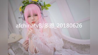 性感巨乳伪娘勾引直男跪着给他舔硬后操自己,不过瘾还把精液射给直男嘴里在接吻