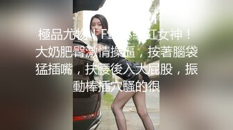 在她性感的 cosplay 中为我们带来了热脱衣舞表演！