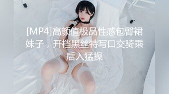 丰满黑丝小骚妇，吊钟奶子，全裸躺下特写m全身，大蝴蝶粉穴，道具自慰插穴