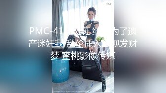 大红唇新人骚女被两大汉3P，白丝袜丁字裤，翘起屁股看穴，两根JB轮流舔