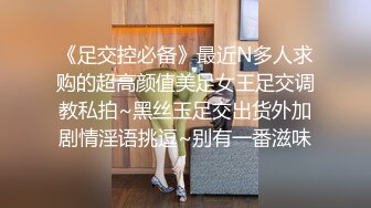 韵味丰满女郎屁股里插上玻璃棒看到猛男忍不住性欲漏出骚穴卖弄肉体勾引