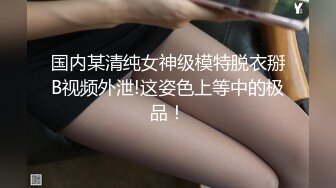 极品网红妹子坐个车也不忘给粉丝自拍