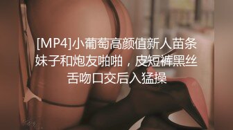 约两个巨乳妹子玩嗨了就顺便裸泳一下