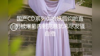 冒死爬墙偷窥对面楼的美女洗澡刮毛