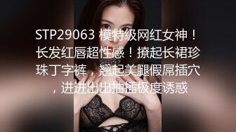 约啪隔壁在酒店会所上班妹子，家里脱光光等着她过来，刚进门看到她穿那骚气样，没忍住掀起裤裙在门口后入给她狠狠来了一炮！