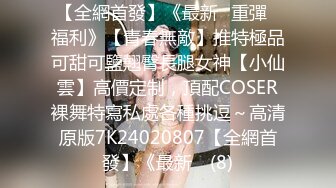 360家庭摄像头偷窥，漂亮少妇 丰韵身材洗完澡，赤裸在镜子上臭美抹身体乳，儿子和女儿还在旁边看着呢，思想这么开放吗？