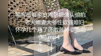 窗外偷窥漂亮学妹光着上身玩电脑