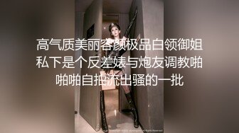 《换妻探花》单男约操小夫妻3P，过来先吃点东西再开操，透视装双屌一起舔，前后夹击爆操